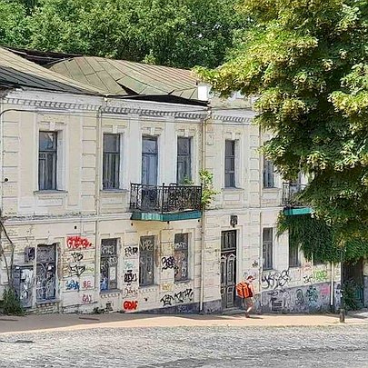 На Андріївському узвозі реставрують 150-річну пам’ятку, де були художні майстерні - 412x412