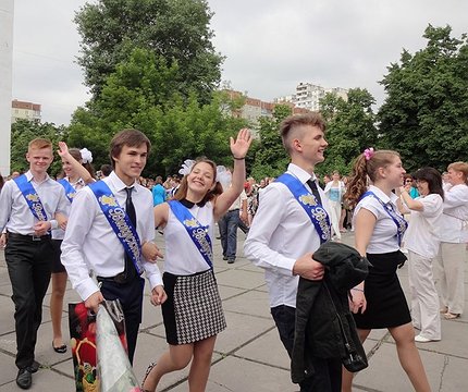 Стало відомо, коли у київських школах пролунає останній дзвоник - 412x412