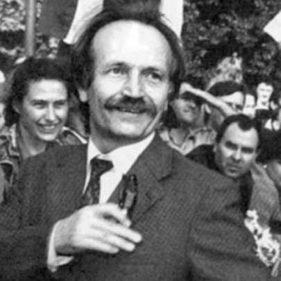 Любив збирати квіти, цитувати Сосюру й сміятися з комуністичної партії: яким був В'ячеслав Чорновіл? - 412x412