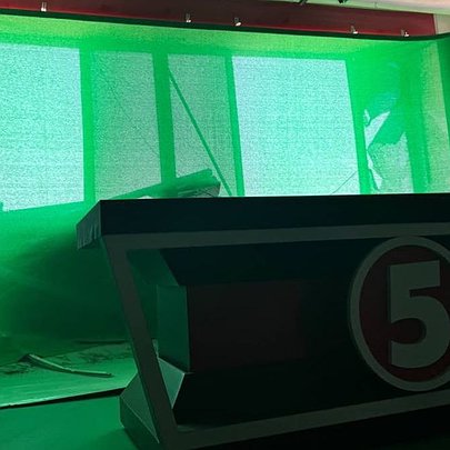 Внаслідок обстрілу Києва постраждав офіс "5 каналу": фото - 412x412