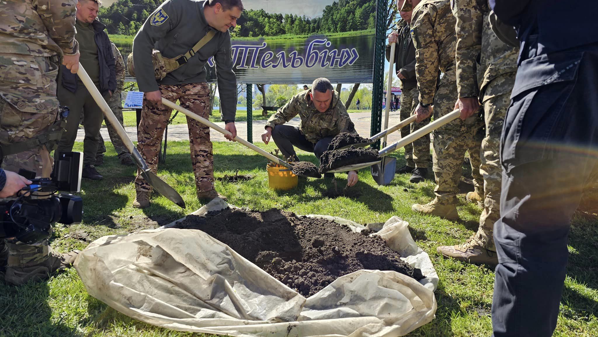 У Києві висадили троянди з незламного Бахмута