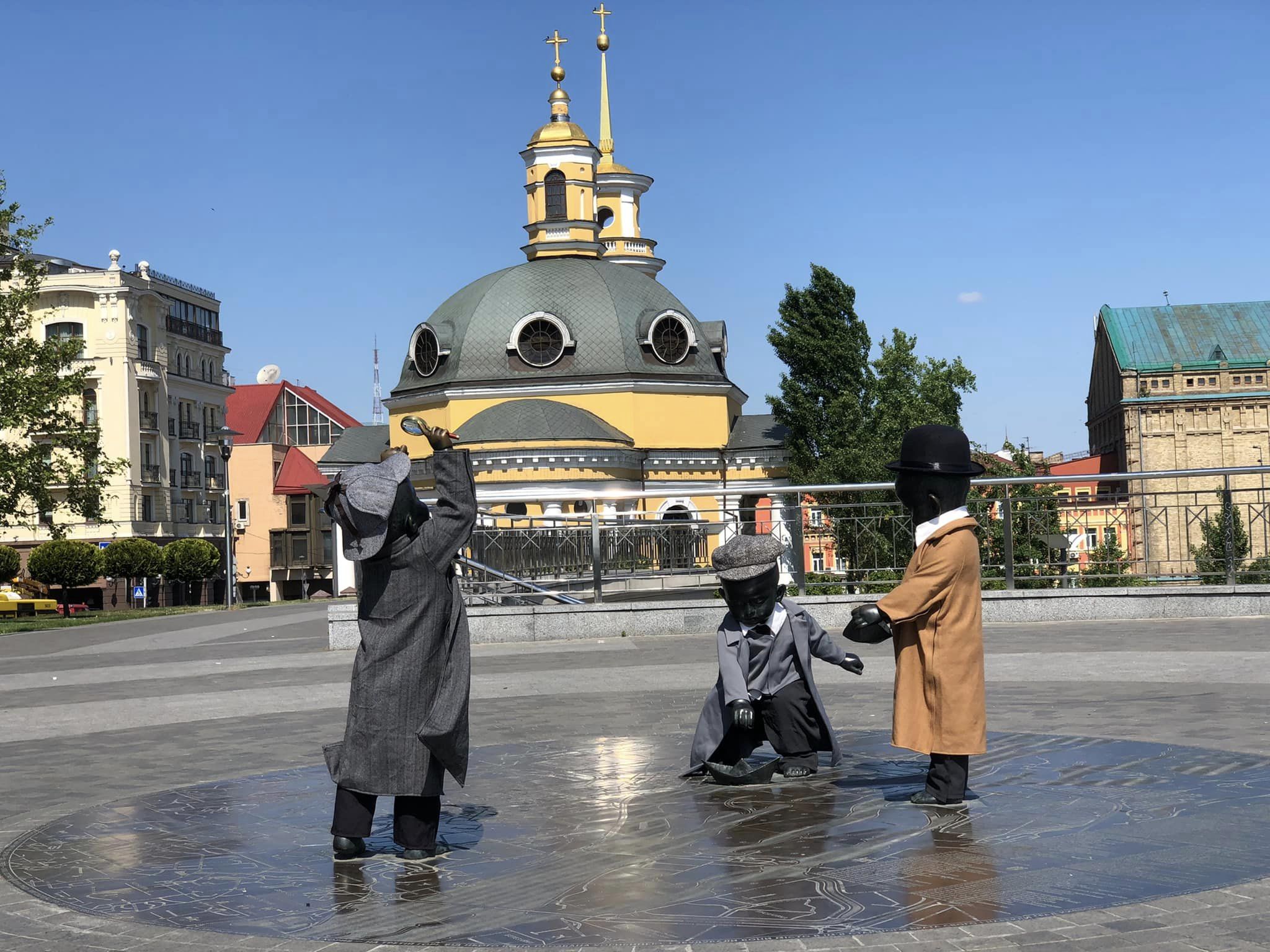 Скульптури малюків — засновників Києва перевдягли у героїв відомого детективу