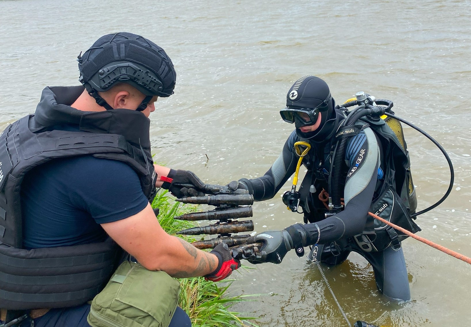 На Київщині з дна ставка дістали понад десяток боєприпасів