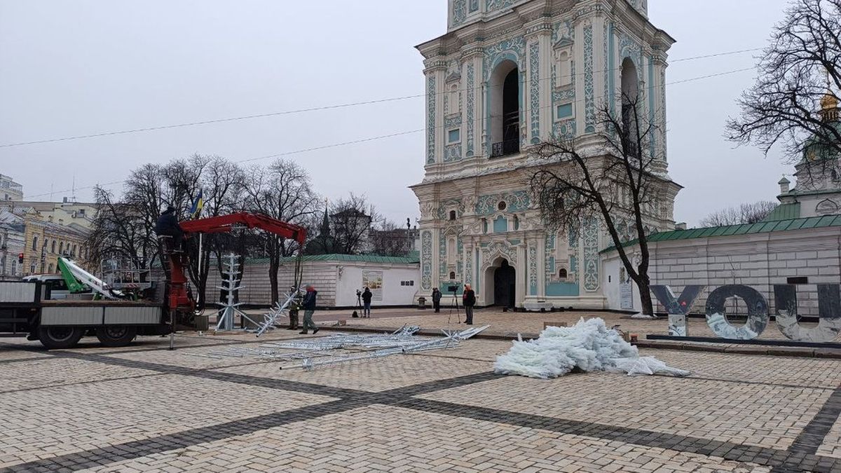 На Софійській площі почали встановлювати головну ялинку: вона штучна та білого кольору