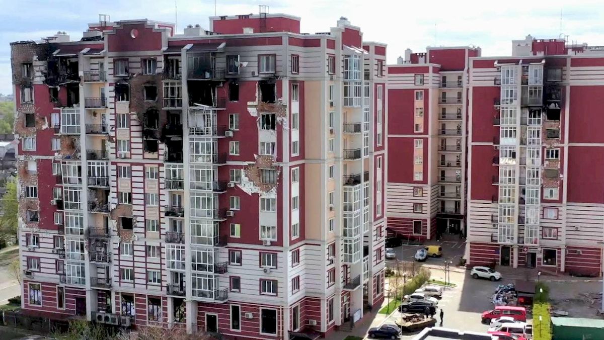 Мешканці обстріляного росіянами будинку на Київщині відновили його фасад власними силами