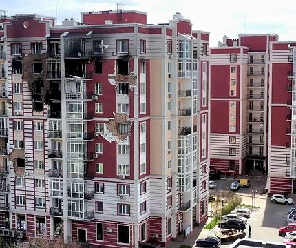 Мешканці обстріляного росіянами будинку на Київщині відновили його фасад власними силами - 412x412