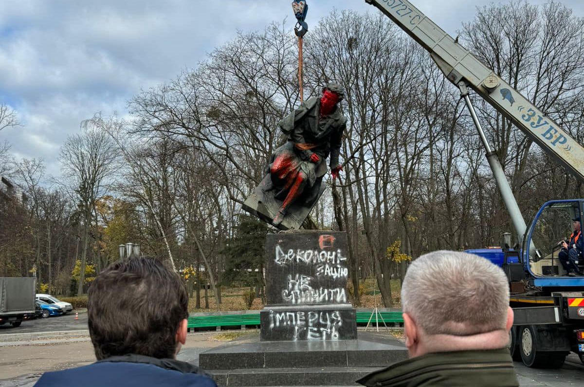 У парку Багряного демонтували пам'ятник Пушкіну: фото, відео