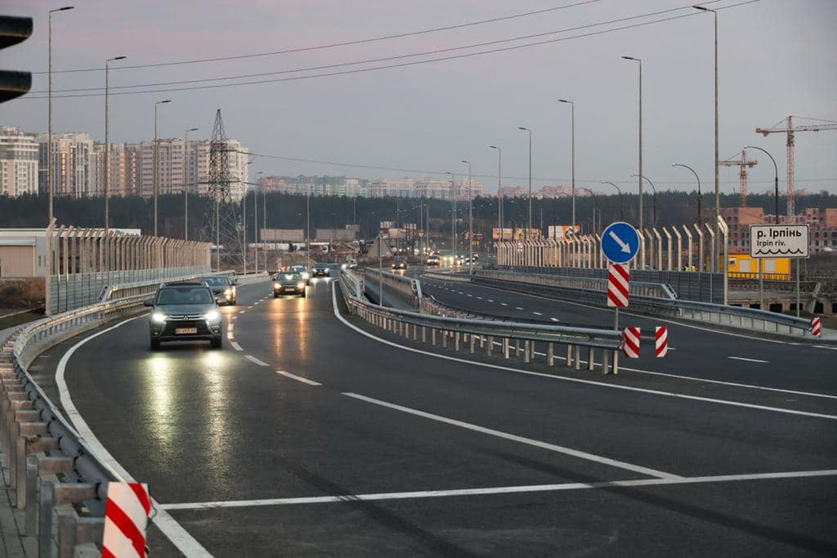 На Київщині відкрили новий міст через річку Ірпінь: конструкцію старого залишили як меморіал