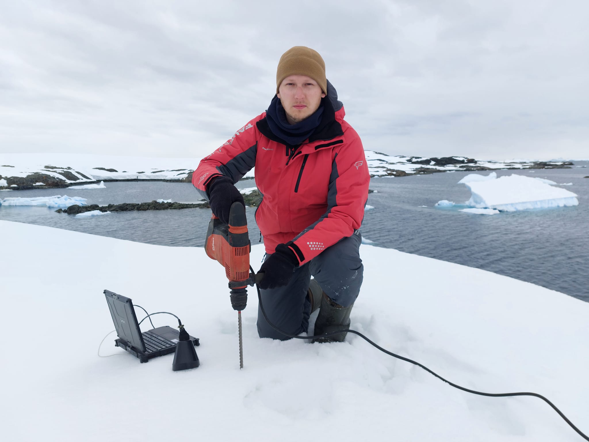 Випускник КПІ захистив наукову роботу прямо з антарктичної станції