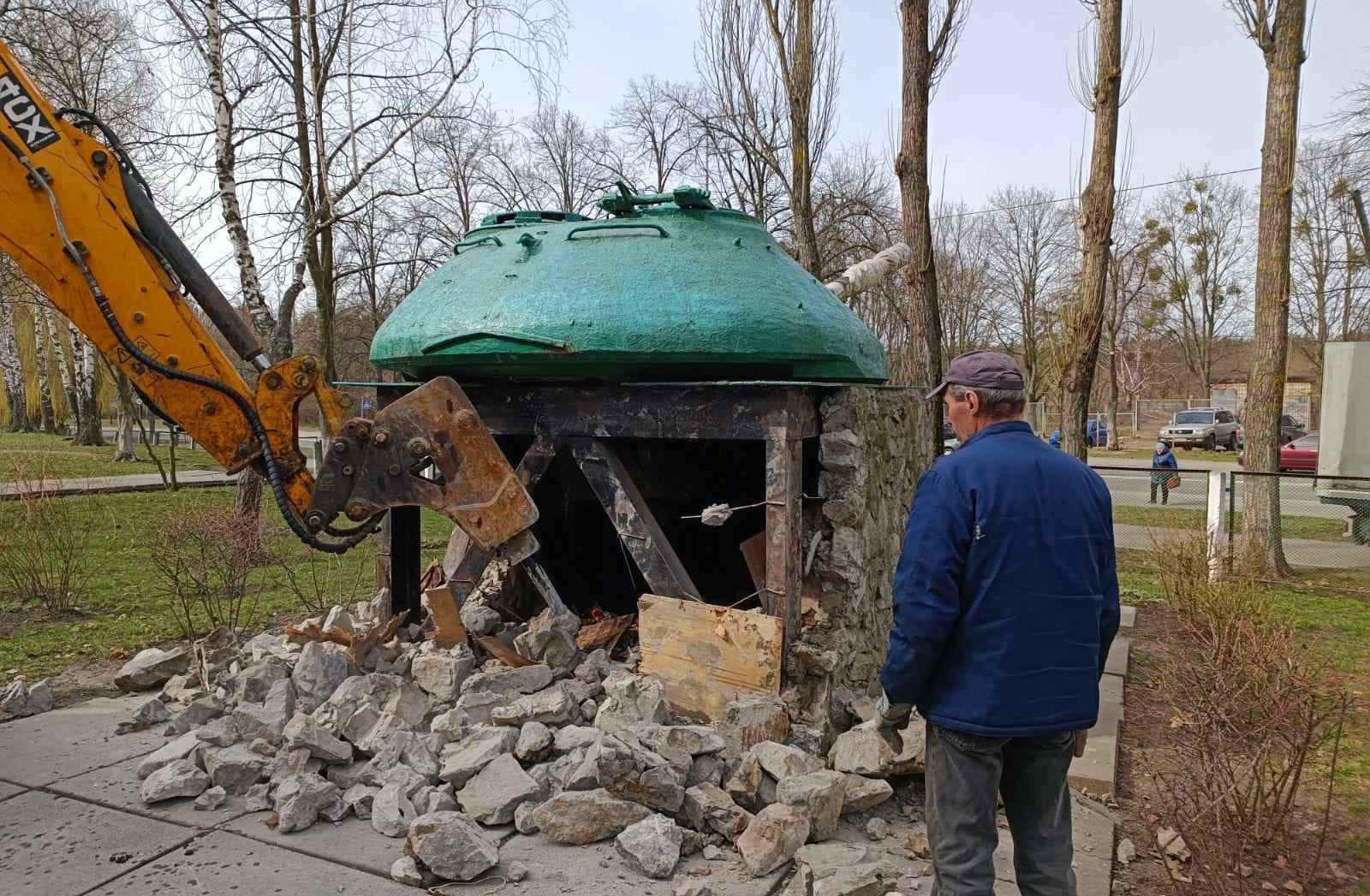 На Святошині демонтували пам'ятник радянському танку, що стояв на території школи