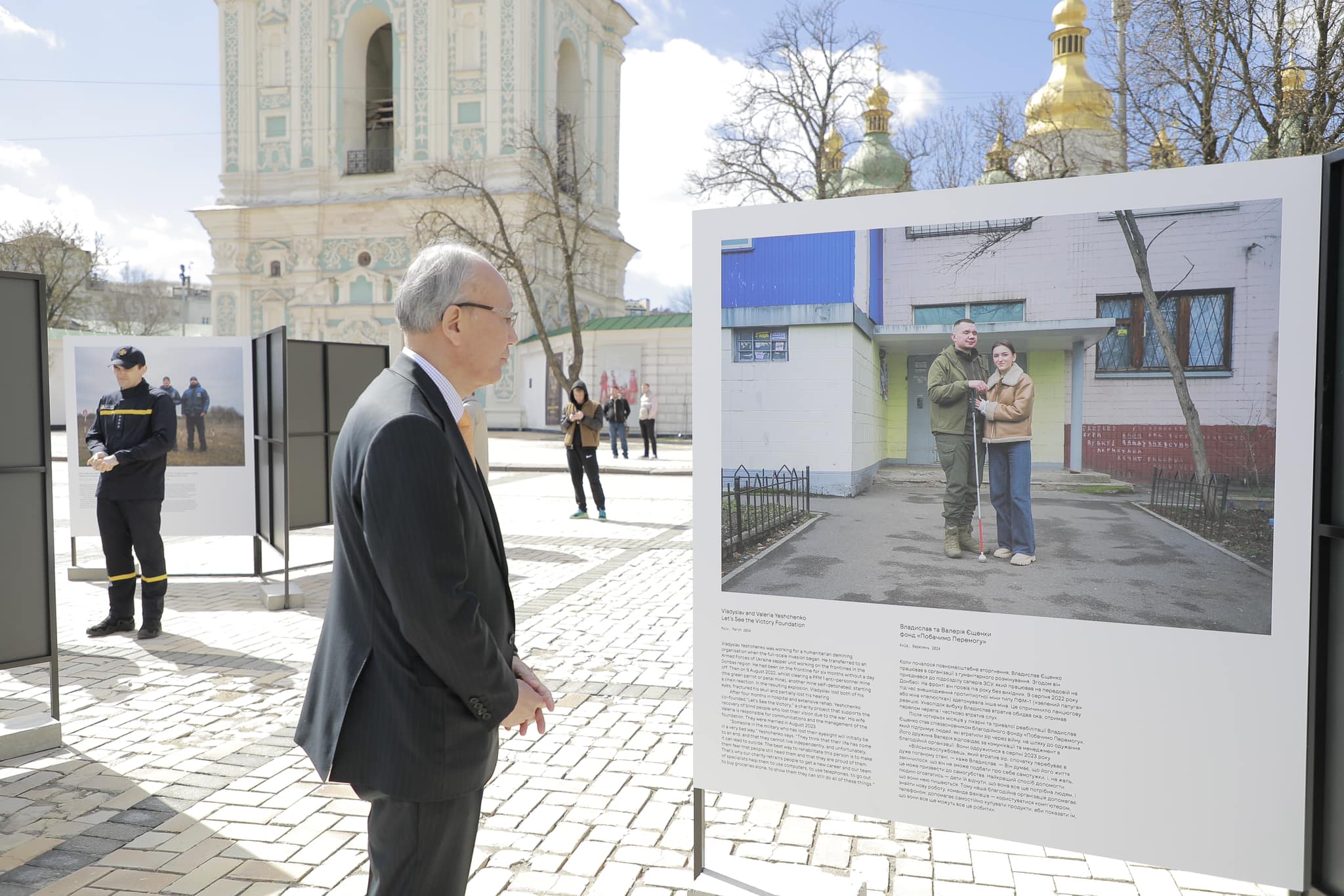 ООН та ДСНС відкрили на Софійській площі виставку про вплив мін на життя українців