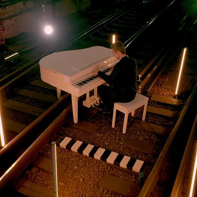 Євген Хмара зіграв нову композицію в тунелі метро: відео - 412x412