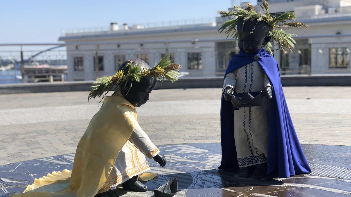 Скульптури маленьких засновників Києва одягли у князівський одяг: фото