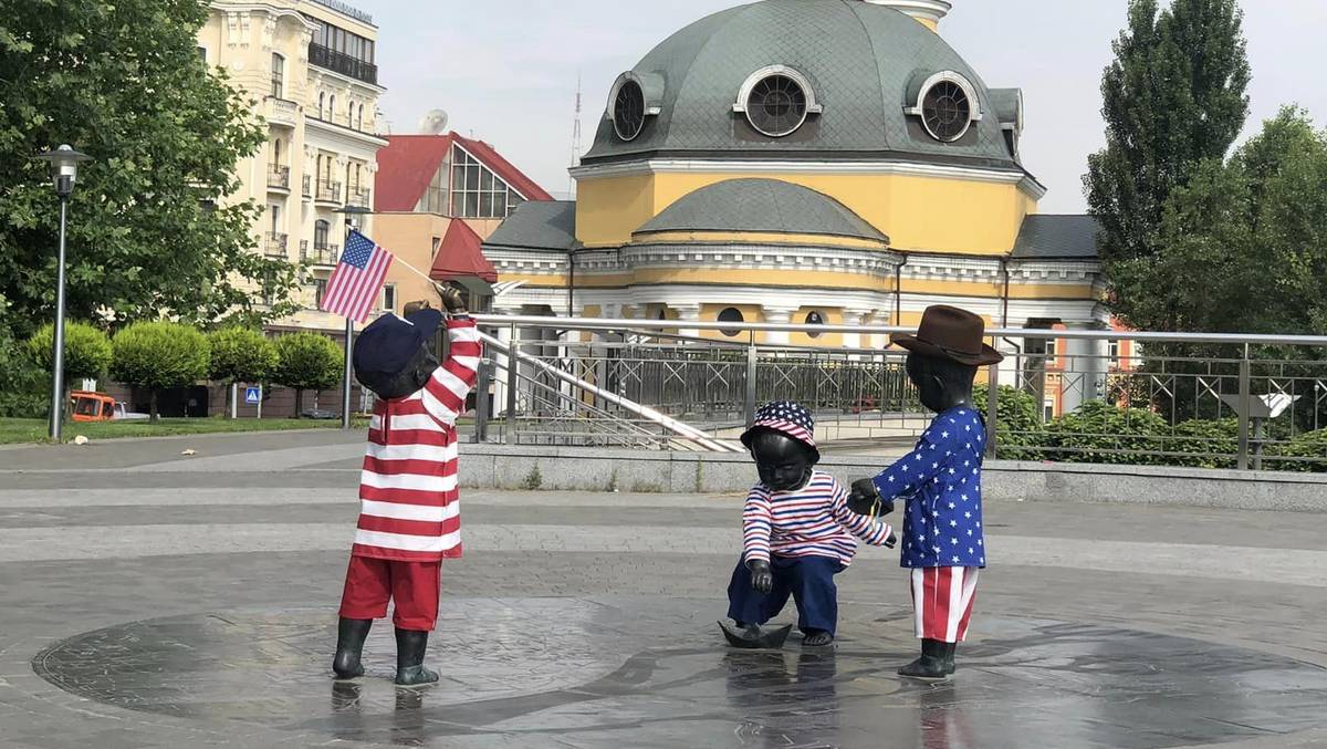 Скульптури малюків-засновників Києва перевдягли до Дня незалежності США