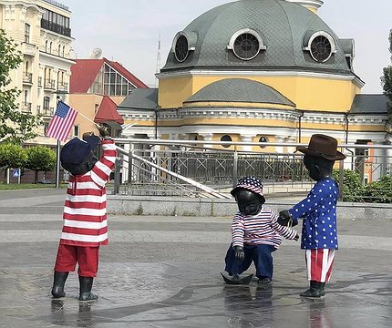 Скульптури малюків-засновників Києва перевдягли до Дня незалежності США - 412x412
