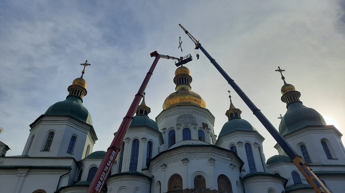 На центральний купол Софійського собору повернули головний хрест