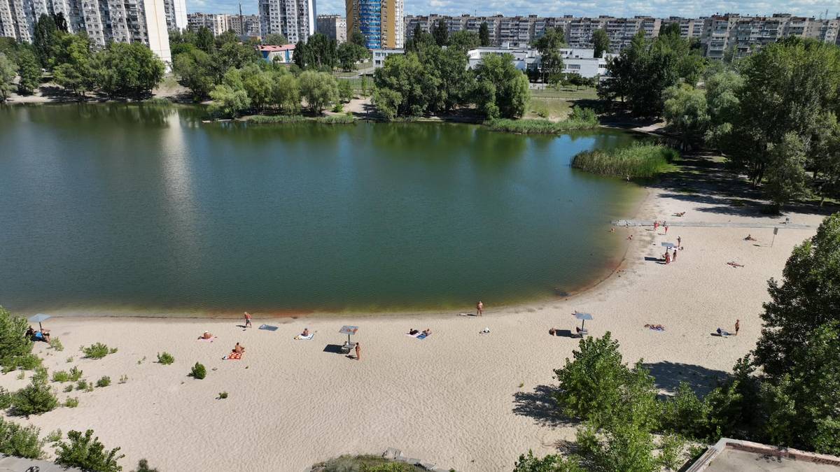 На Оболоні розчистили береги озера, де відпочивають місцеві