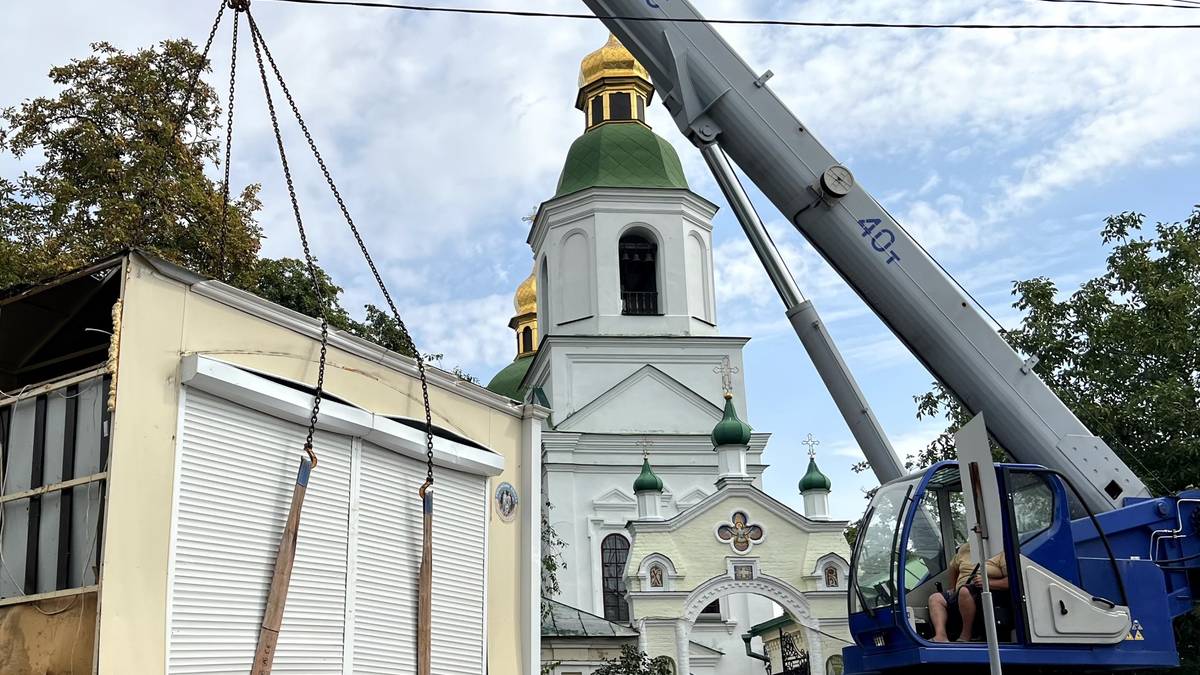 Масштабне очищення: скільки незаконних споруд демонтували в Києві за літо