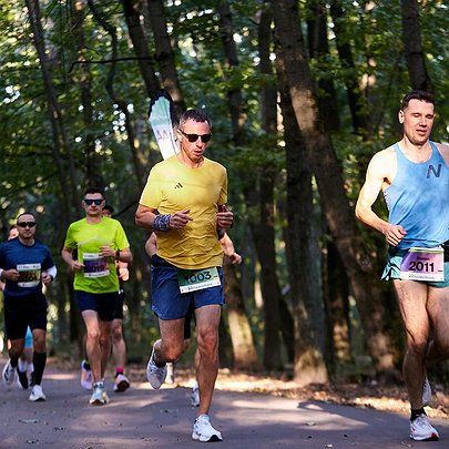 Бігові події жовтня: головний марафон країни, забіг із перешкодами та благодійні онлайн-забіги - 412x412