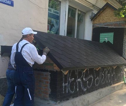 На Подолі намагались спаплюжити фасад пам'ятки архітектури: роботи зупинили - 412x412