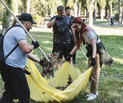 У Києві провели наймасштабнішу загальноміську толоку: скільки сміття зібрали - 412x412