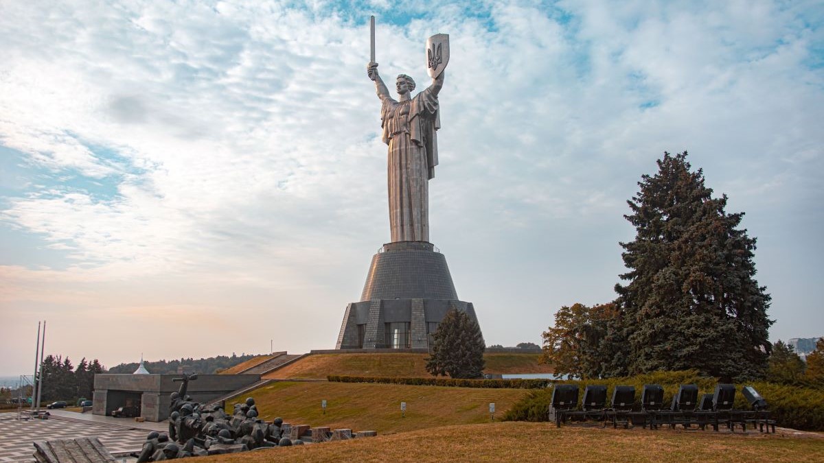 Герб на щиті Батьківщини-матері остаточно замінили