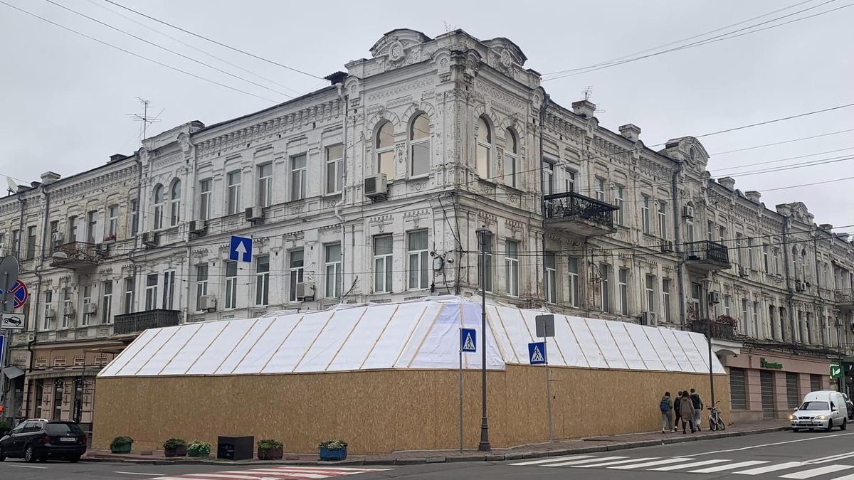 До історичного будинку на Подолі прибудували незаконний літній майданчик