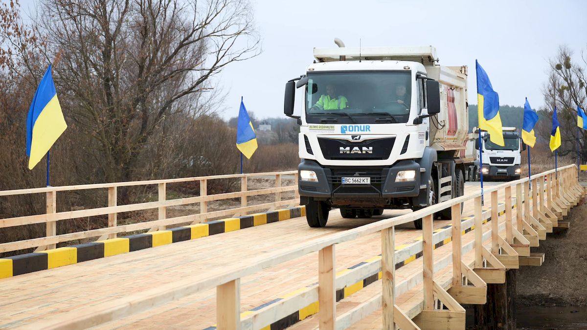 На Київщині відкрили тимчасовий міст замість зруйнованого окупантами: фото