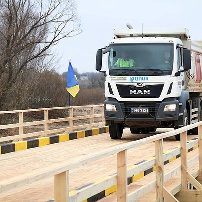 На Київщині відкрили тимчасовий міст замість зруйнованого окупантами: фото - 412x412