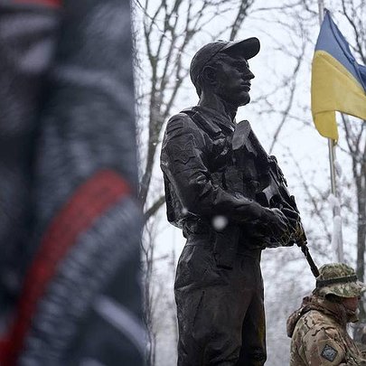 На Аскольдовій могилі відкрили пам'ятник Дмитру "Да Вінчі" Коцюбайлу: фото - 412x412