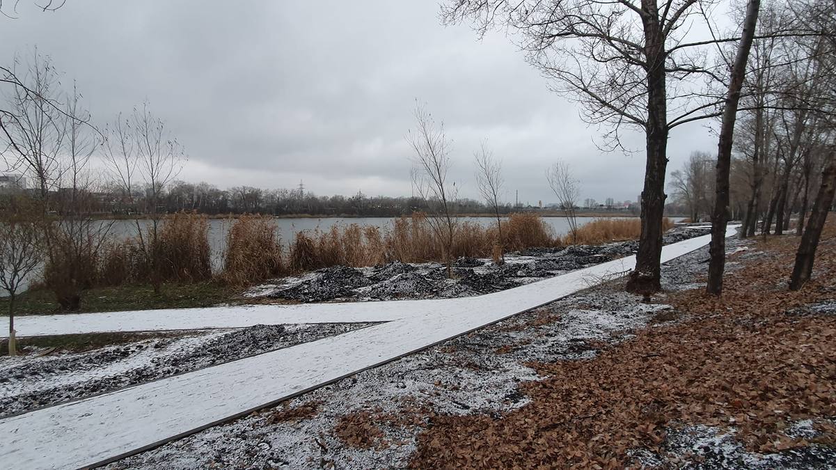 Підрядник кинув недобудований пандус у новому парку біля Йорданського озера