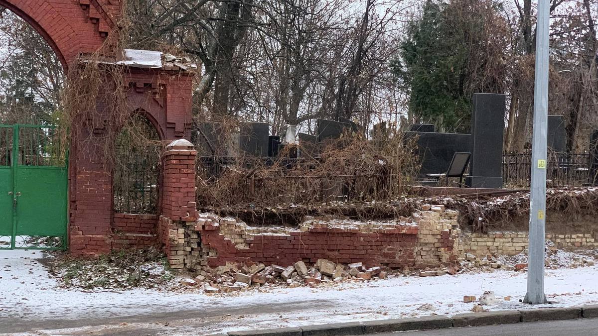 На Байковому кладовищі почали розбирати історичну огорожу: фото