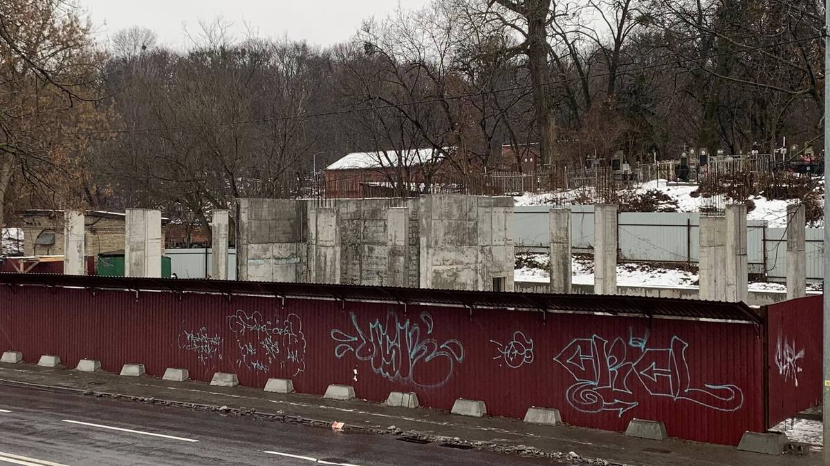 На Байковому кладовищі замість вбиральні будують капітальну споруду невідомого призначення