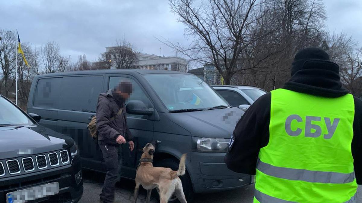 СБУ перевіряє людей та шукає небезпечні предмети в урядовому кварталі Києва: причина