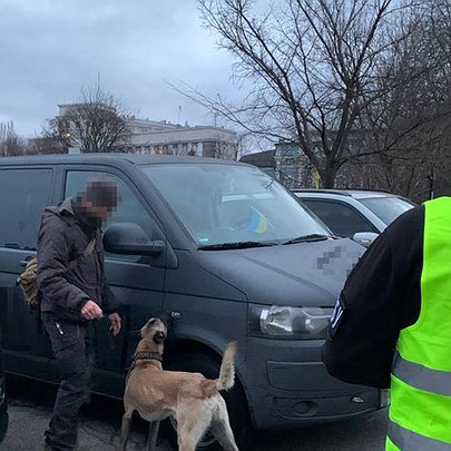 СБУ перевіряє людей та шукає небезпечні предмети в урядовому кварталі Києва: причина - 412x412