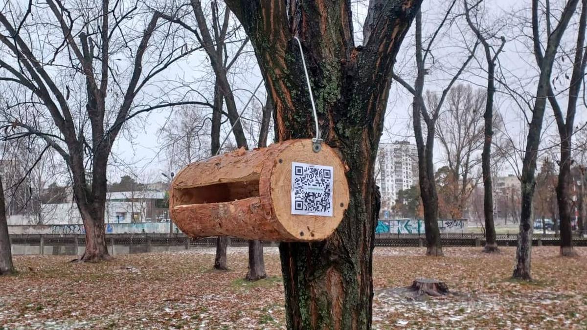 У парках, скверах та лісах Києва з'явились сотні годівничок з QR-кодами: фото