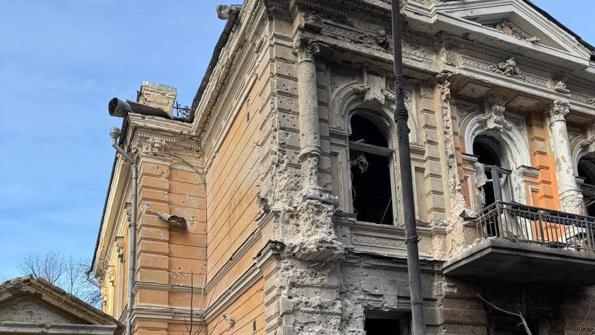 Літераторів запрошують на прибирання в пошкоджений обстрілом Будинок письменників України