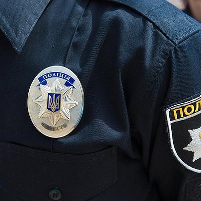 Чоловік лізе на зірку, НЛО над столицею: з якими курйозними повідомленнями кияни зверталися до поліції - 412x412