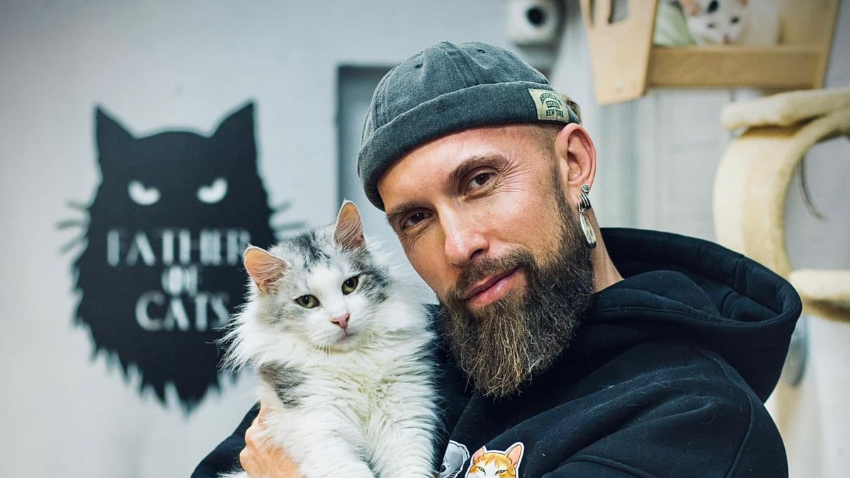 Актор і волонтер Олексій Суровцев будує на Київщині великий притулок для котів