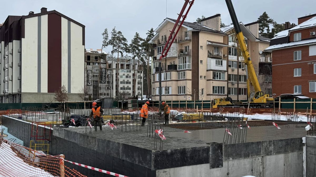 Під Києвом з нуля відбудовують зруйновану багатоповерхівку