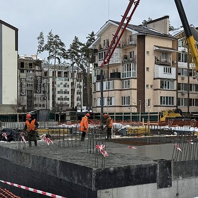 Під Києвом з нуля відбудовують зруйновану багатоповерхівку - 412x412