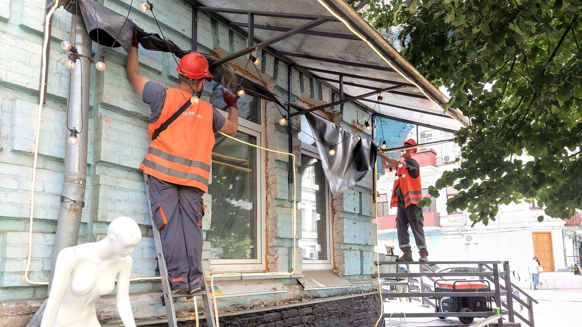 Комунальники демонтуватимуть незаконну рекламу на трьох столичних вулицях: адреси