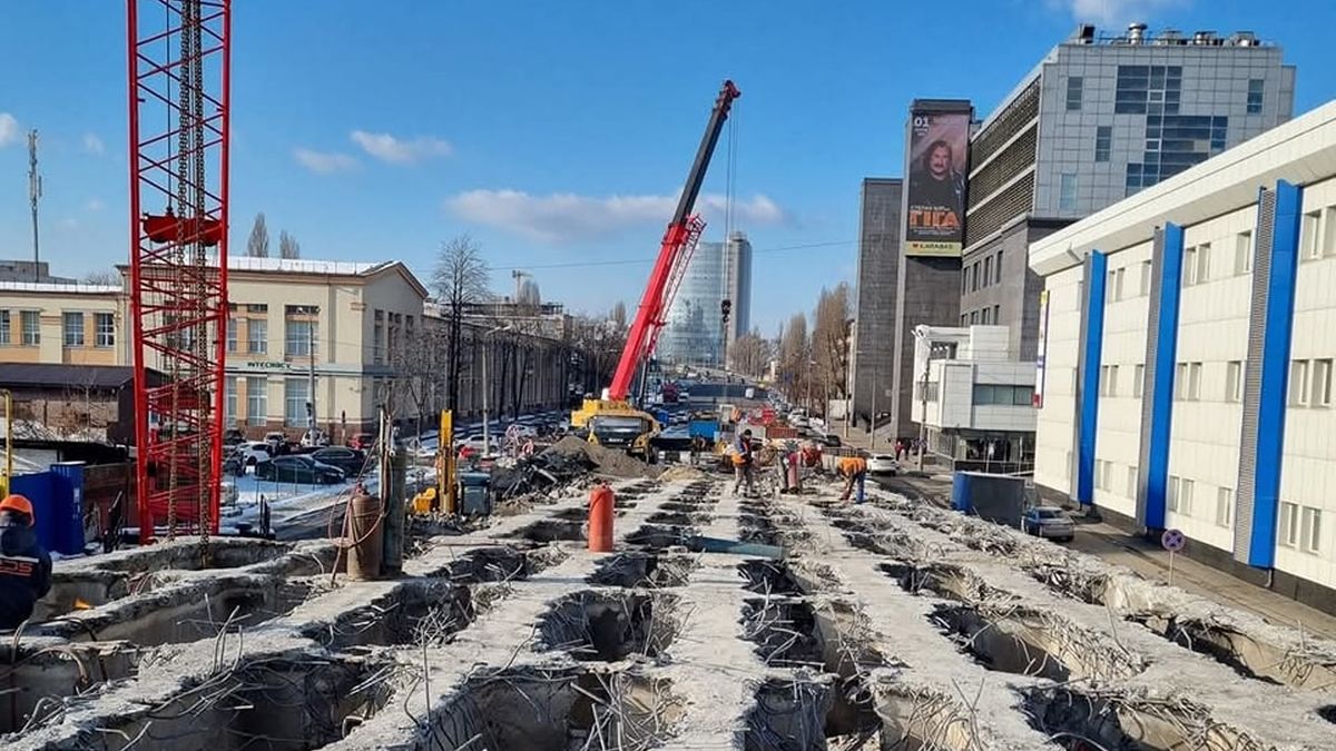 На Куренівці демонтують шляхопровід: місцеві жителі показали процес