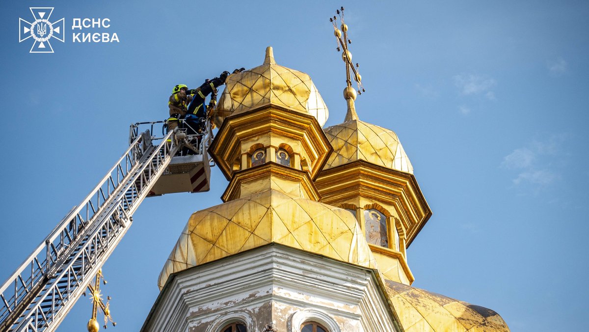 На одному з куполів Київсько-печерської лаври обвалився хрест: фото