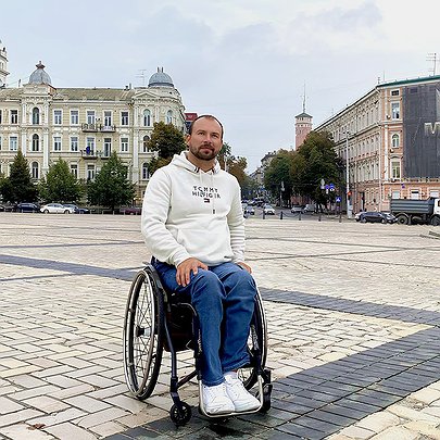 "Якщо хтось називає мене інвалідом — це їхні проблеми": чому в Україні досі стигматизують людей з інвалідністю та що з цим робити - 412x412
