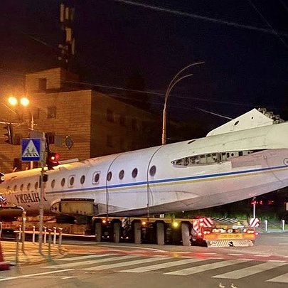 Вночі вулицями Києва провезли легендарний літак Ту-134А-3 "Україна": фото - 412x412