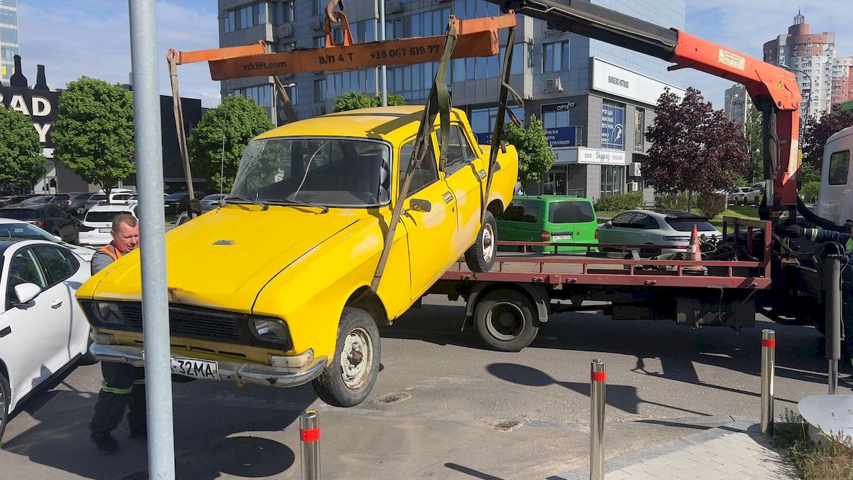 З вулиць Дарницького району прибрали більшість покинутих авто: фото