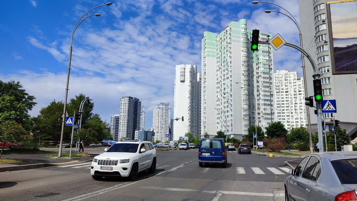 На Осокорках облаштували безбар'єрний перехід зі світлофорами та звуковим супроводом: фото