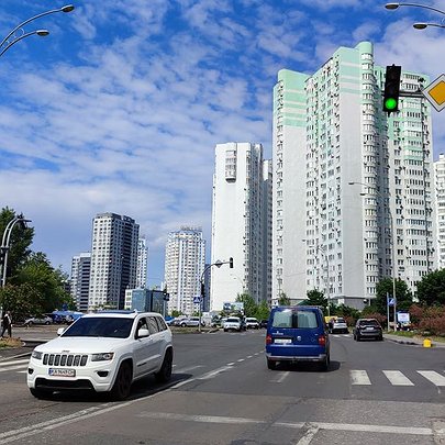 На Осокорках облаштували безбар'єрний перехід зі світлофорами та звуковим супроводом: фото - 412x412