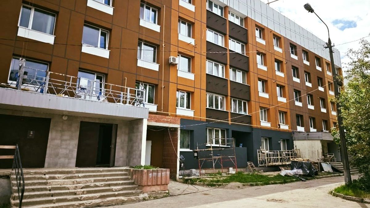 Ось як у Бородянці відновлюють п'ятиповерхівку, пошкоджену навесні 2022 року: фото